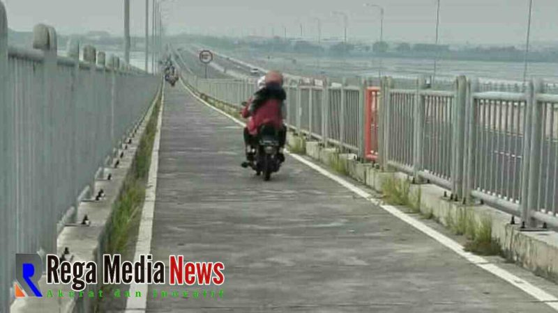 Pengendara roda dua saat melintasi jembatan suramadu