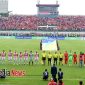 Terlihat pemain Madura United memakai jersey loreng merah putih dan Timnas U-22 memakai jersey merah.