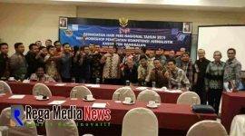 Wakil Bupati Bangkalan saat berpose bersama para insan pers Bangkalan