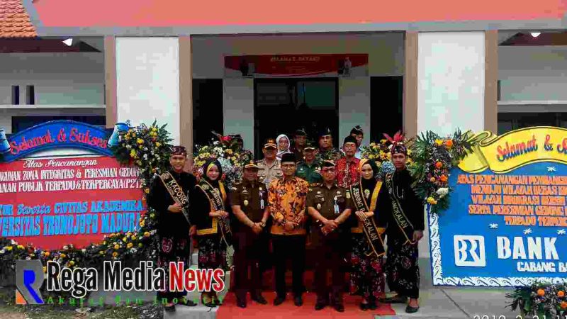 Bupati Bangkalan R. Abdul Latif Amin Imron bersama Kepala Kejaksaan Tinggi Jawa Timur Dr. Sunarta dan Kajari Bangkalan Badrut Tamam usai kroscek Gedung Pelayanan Terpadu