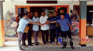 Hari Pertama Ngantor, Miftahur Rozak Diantar Komisioner KPU Dan PPK Sampang