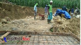 Suasana pembangunan jembatan plat beton oleh TNI dan warga.