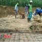 Suasana pembangunan jembatan plat beton oleh TNI dan warga.