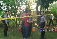 Pihak kepolisian saat melakukan evakuasi di TKP
