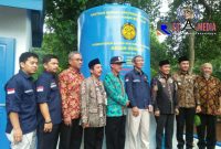 Pose bersama pejabat Kementrian ESDM bersama Wakil Bupati Sampang H. Abdullah Hidayat (urutan kedua dari kanan) dan Wakil Bupati Pamekasan Raja'e (urutan ketiga dari kanan).
