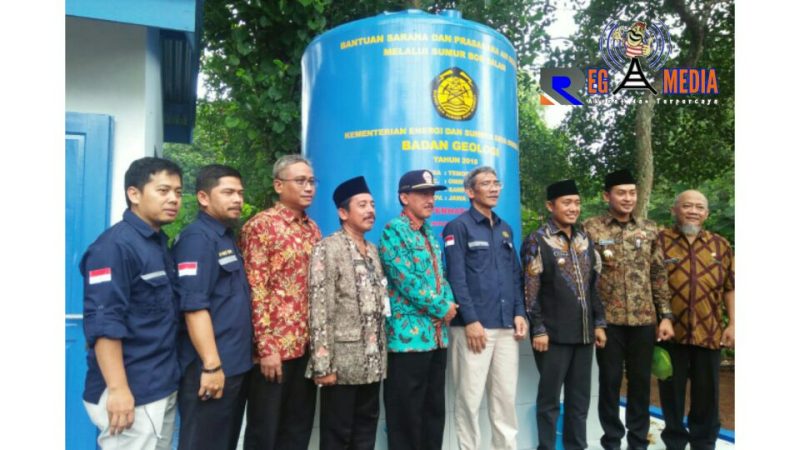 Pose bersama pejabat Kementrian ESDM bersama Wakil Bupati Sampang H. Abdullah Hidayat (urutan kedua dari kanan) dan Wakil Bupati Pamekasan Raja'e (urutan ketiga dari kanan).