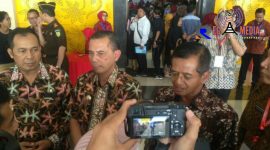 Walikota Cimahi (Ajay M Priatna) didampingi Wakil Walikota dan Kepala Kanwil BPN Jawa Barat usai acara pembagian sertifikat tanah gratis kepada masyarakat.