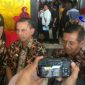 Walikota Cimahi (Ajay M Priatna) didampingi Wakil Walikota dan Kepala Kanwil BPN Jawa Barat usai acara pembagian sertifikat tanah gratis kepada masyarakat.