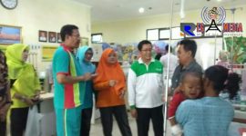 Plt Direktur RSUD Syamrabu, dr Andri Purnomo saat membagikan bubuk abate kepada penderita DBD di RS Syamrabu.