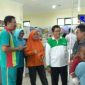Plt Direktur RSUD Syamrabu, dr Andri Purnomo saat membagikan bubuk abate kepada penderita DBD di RS Syamrabu.