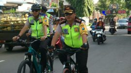 Kapolres Bangkalan AKBP Boby Pa'ludin Tambunan ditemani Wakapolres Bangkalan Kompol Hendy Kurniawan saat berangkat kerja kemapolres Bangkalan