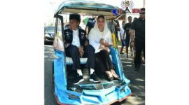 Presiden RI (Joko Widodo) tengah menaiki bentor bersama dengan ibu negara (Iriana).