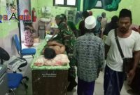 Korban saat mendapatkan perawatan di Puskesmas Tambelangan, dibantu anggota Koramil dan warga setempat.