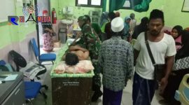 Korban saat mendapatkan perawatan di Puskesmas Tambelangan, dibantu anggota Koramil dan warga setempat.