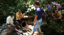 Kades Desa Tunas Jaya (Ma'rif Setiawan Biki) saat bercengkrama dan mendengarkan keluhan warga setempat.