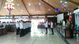 Suasana saat berlangsungnya pengukuhan pengurus Asosiasi Kepala Desa (AKD) oleh Bupati Sampang (H. Slamet Junaidi).