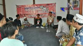 Relawan demokrasi saat memberikan materi kepada kelompok tani di Desa Tambak, Kecamatan Omben, Sampang.