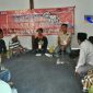 Relawan demokrasi saat memberikan materi kepada kelompok tani di Desa Tambak, Kecamatan Omben, Sampang.