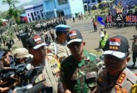 Kapolda Jawa Barat, Irjen Pol  Drs. Agung Budi Maryoto didampingi Panglima Kodam lll/Siliwangi, Mayor Jenderal TNI Tri Soewandono dan Kabaintelkam Mabes Polri, Komjen Pol. Drs. Unggung Cahyono saat diwawancara awak media.