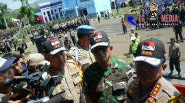 Kapolda Jawa Barat, Irjen Pol  Drs. Agung Budi Maryoto didampingi Panglima Kodam lll/Siliwangi, Mayor Jenderal TNI Tri Soewandono dan Kabaintelkam Mabes Polri, Komjen Pol. Drs. Unggung Cahyono saat diwawancara awak media.