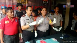 Kapolres Bangkalan AKBP Boby Pa'ludin Tambunan ditemani Wakapolres Bangkalan Kompol Hendy Kurniawan saat menunjukkan barang bukti kepada awak media 