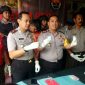 Kapolres Bangkalan AKBP Boby Pa'ludin Tambunan ditemani Wakapolres Bangkalan Kompol Hendy Kurniawan saat menunjukkan barang bukti kepada awak media 