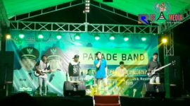 Penampilan peserta Parade Band yang diselenggarakan Disporabudpar di Pasar Margalela, Sampang.