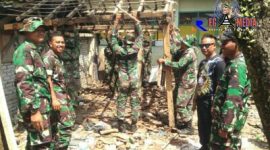 Yon Armed 4 saat melakukan pembongkaran rumah tidak layak huni milik Rudi.