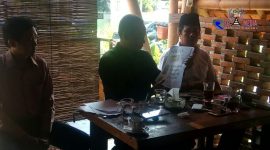 Abdur Rahman bersama kuasa hukumnya Fathul Arief saat konferensi pers di Cafe Kelud Mlajah Bangkalan