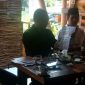 Abdur Rahman bersama kuasa hukumnya Fathul Arief saat konferensi pers di Cafe Kelud Mlajah Bangkalan