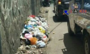 Tumpukan Sampah Jadi Suguhan Warga Cisangkan Saat Melintas