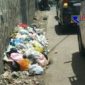 Tumpukan sampah dibahu Jalan Cisangkan Hilir, Kelurahan Padasuka, Kota Cimahi.