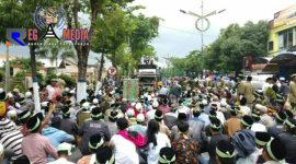 Massa simpatisan (alm) Subaidi memadati Jl. Raya Jaksa Agung Suprapto, tepatnya didepan Pengadilan Negeri Sampang, dalam pengawalan sidang Idris.