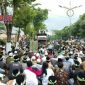 Massa simpatisan (alm) Subaidi memadati Jl. Raya Jaksa Agung Suprapto, tepatnya didepan Pengadilan Negeri Sampang, dalam pengawalan sidang Idris.