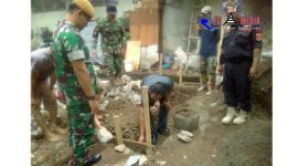 Proses peletakan batu pertama oleh Wakil Walikota Cimahi (Ngatiyana).
