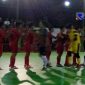 Tim futsal Sampang dan tim futsal Banyuwangi saat melakukan fair play.