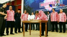 Walikota Cimahi (Ajay M Priatna) melakukan penandatangan usai acara Musrenbang RKPD 2019, di Hotel Endah Parahyangan, Jalan Raya Cibeureum No. 14, Campaka, Andir, Kota Bandung.