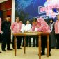 Walikota Cimahi (Ajay M Priatna) melakukan penandatangan usai acara Musrenbang RKPD 2019, di Hotel Endah Parahyangan, Jalan Raya Cibeureum No. 14, Campaka, Andir, Kota Bandung.