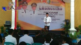 Wakil Bupati Sampang (H. Abdullah Hidayat) saat menyampaikan sambutannya dalam acara Launcing Program BPNT di Desa Daleman, Kecamatan Kedungdung.