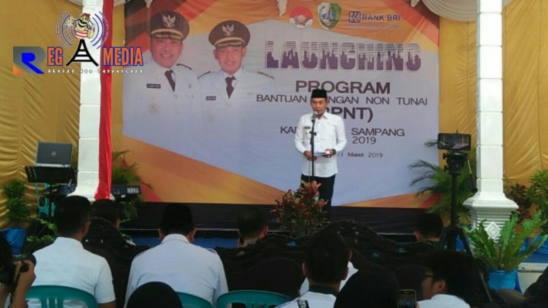 Wakil Bupati Sampang (H. Abdullah Hidayat) saat menyampaikan sambutannya dalam acara Launcing Program BPNT di Desa Daleman, Kecamatan Kedungdung.