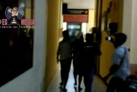 Pelaku (Dekkir) saat digelandang ke sel tahanan Mapolres Sampang.