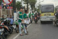 Anggota Trunojoyo Mania saat melakukan aksi penggalangan dana di perempatan Barisan (Jl. Jaksa Agung Suprapto).