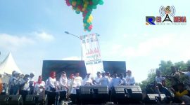 Kapolda Jawa Timur Irjen Pol Luki Hermawan bersama Gubernur Jawa Timur Khofifah Indar Parawansa saat melepas balon puncak millenial road safety festival.