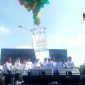 Kapolda Jawa Timur Irjen Pol Luki Hermawan bersama Gubernur Jawa Timur Khofifah Indar Parawansa saat melepas balon puncak millenial road safety festival.