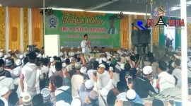 Masyarakat madura tampak antusias dan mendengarkan tausiyah Ust. Abdus Shomad.