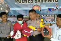 Tersangka pencabulan tengah menunjukkan barang bukti, saat konferensi pers di Mapolres Sampang.