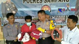 Tersangka pencabulan tengah menunjukkan barang bukti, saat konferensi pers di Mapolres Sampang.
