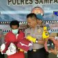 Tersangka pencabulan tengah menunjukkan barang bukti, saat konferensi pers di Mapolres Sampang.