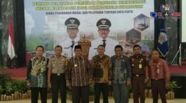 Wakil Bupati Bangkalan Drs. Moh. Muhni pose bersama di gedung rato ebuh Bangkalan