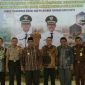 Wakil Bupati Bangkalan Drs. Moh. Muhni pose bersama di gedung rato ebuh Bangkalan